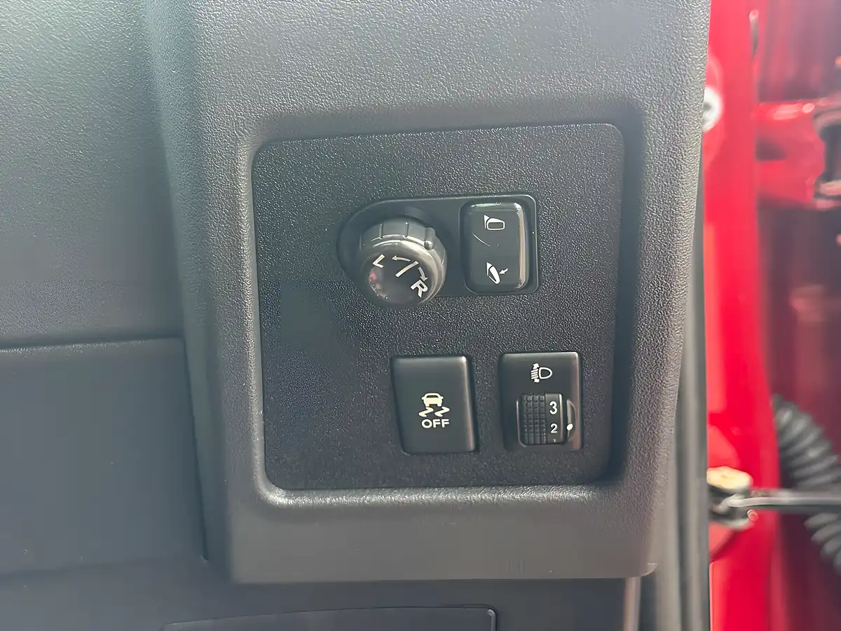 Used 2012 Nissan Qashqai N-Tec+ Red - Interior and Exterior details 15