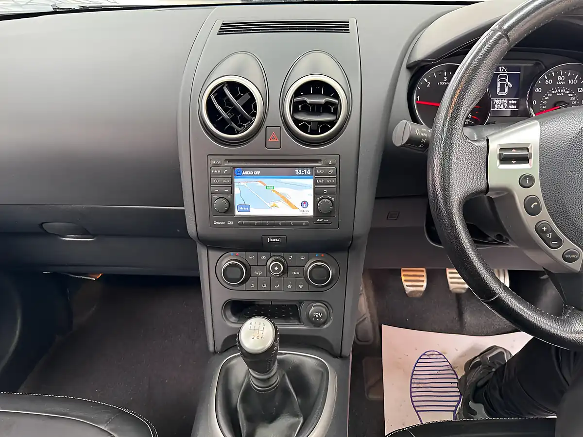 Used 2012 Nissan Qashqai Tekna Silver - Interior and Exterior details 12