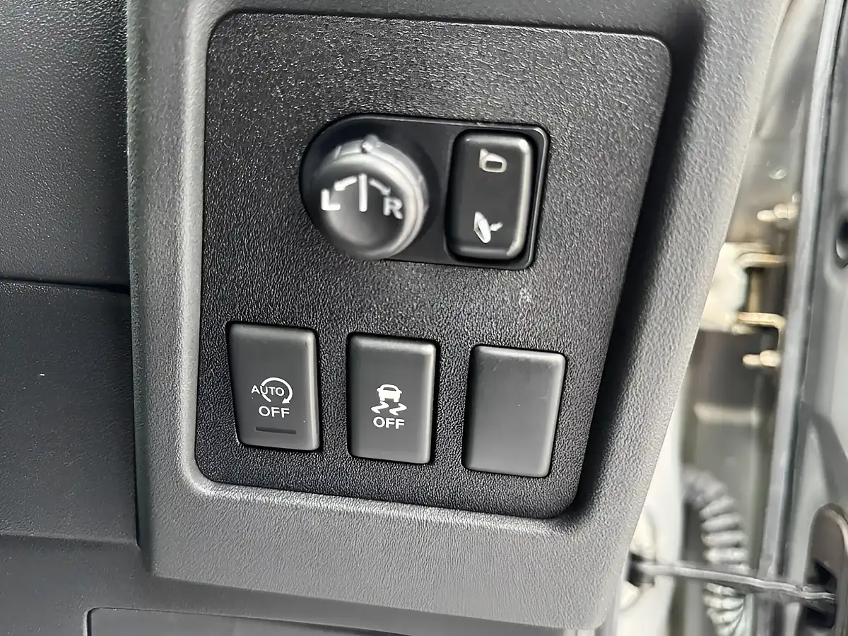 Used 2012 Nissan Qashqai Tekna Silver - Interior and Exterior details 15