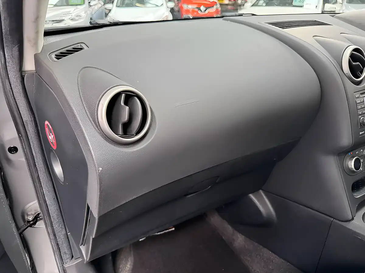 Used 2012 Nissan Qashqai Tekna Silver - Interior and Exterior details 16