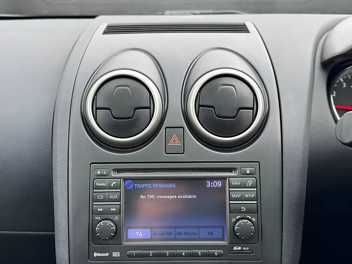 Used 2012 Nissan QASHQAI+2 Tekna White - Interior and Exterior details 16