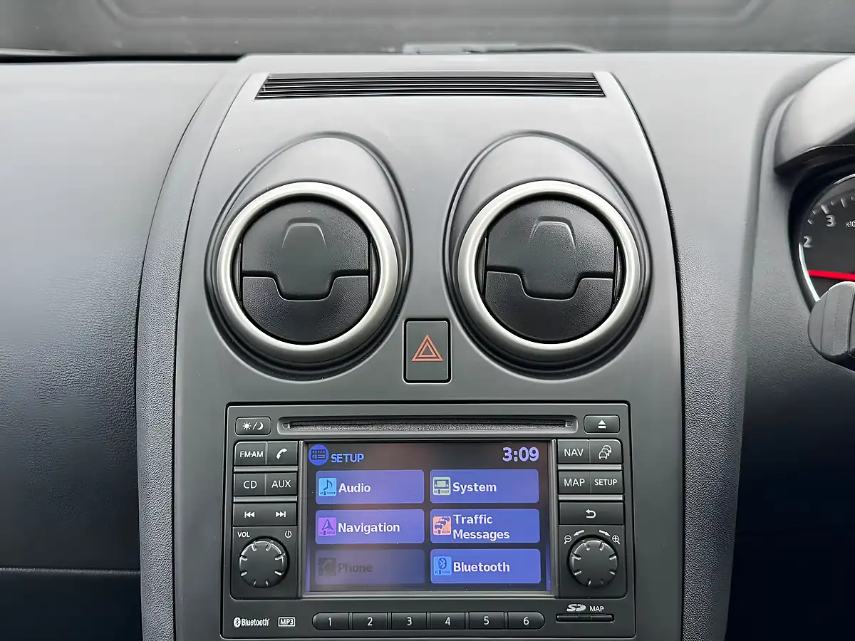 Used 2012 Nissan QASHQAI+2 Tekna White - Interior and Exterior details 17