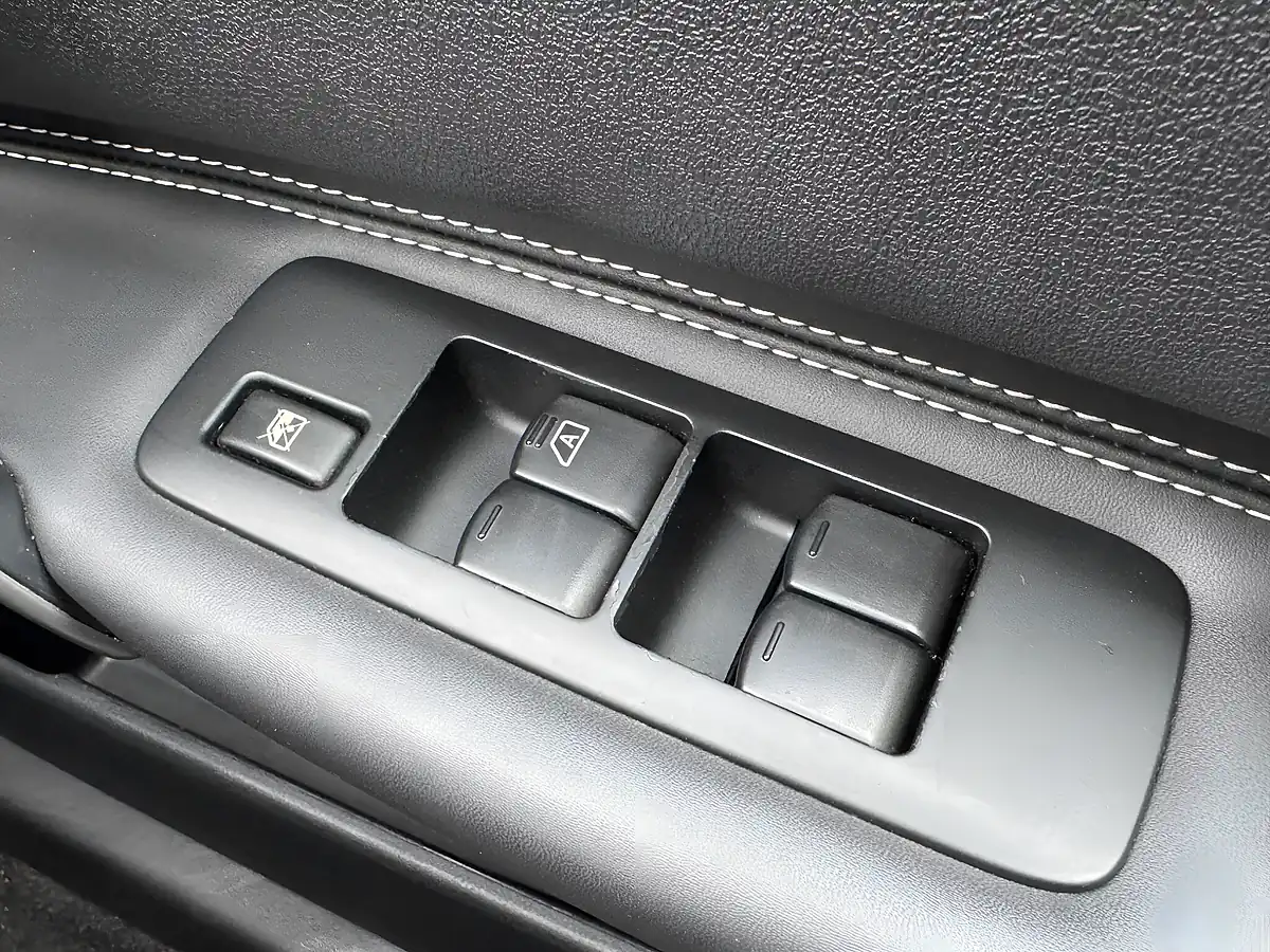 Used 2012 Nissan QASHQAI+2 Tekna White - Interior and Exterior details 18