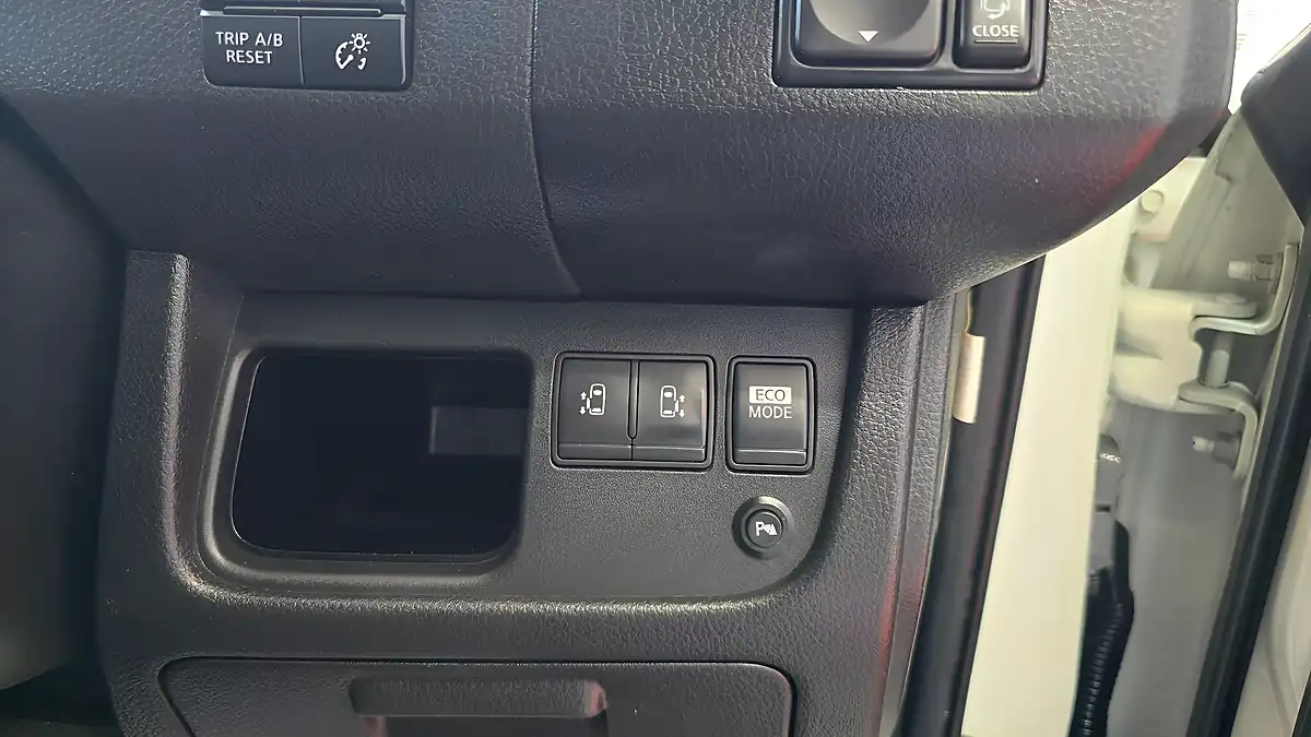Used 2012 Nissan Serena Highway Star White - Interior and Exterior details 10