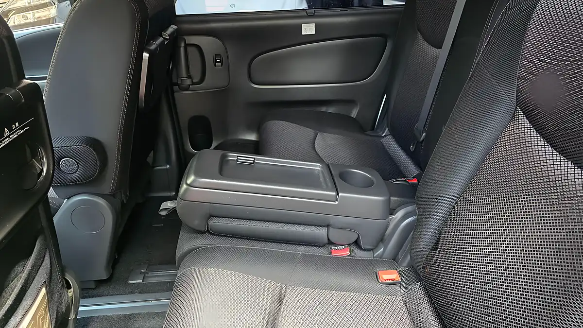 Used 2012 Nissan Serena Highway Star White - Interior and Exterior details 13