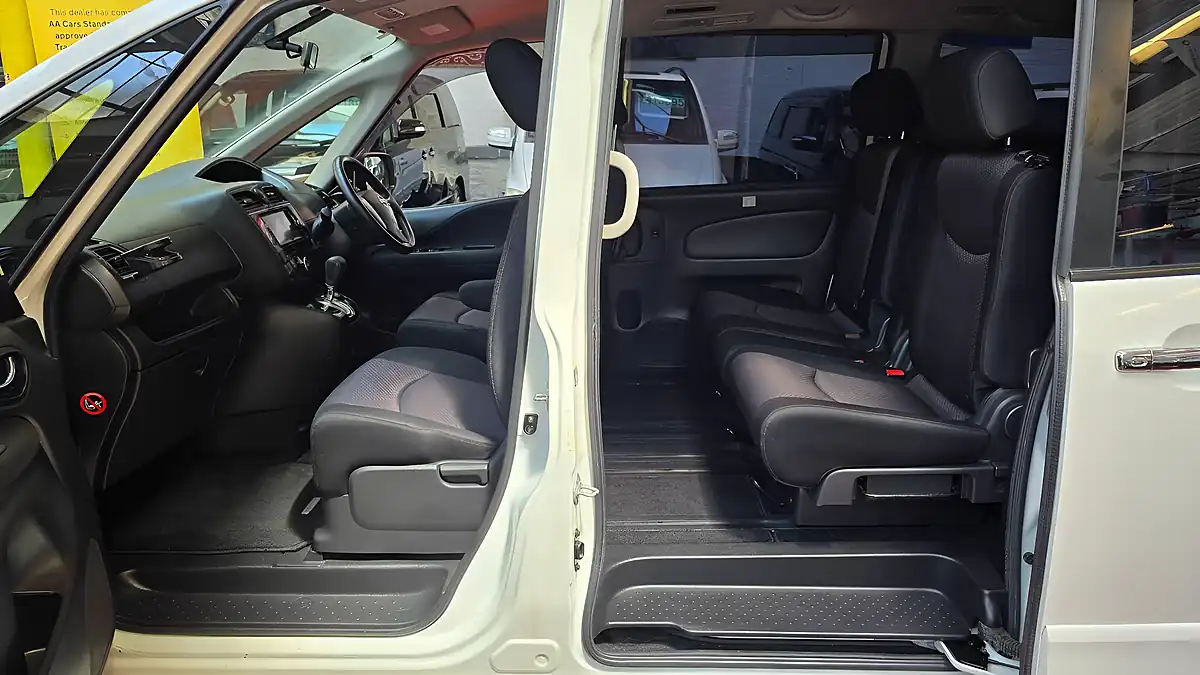 Used 2012 Nissan Serena Highway Star White - Interior and Exterior details 14