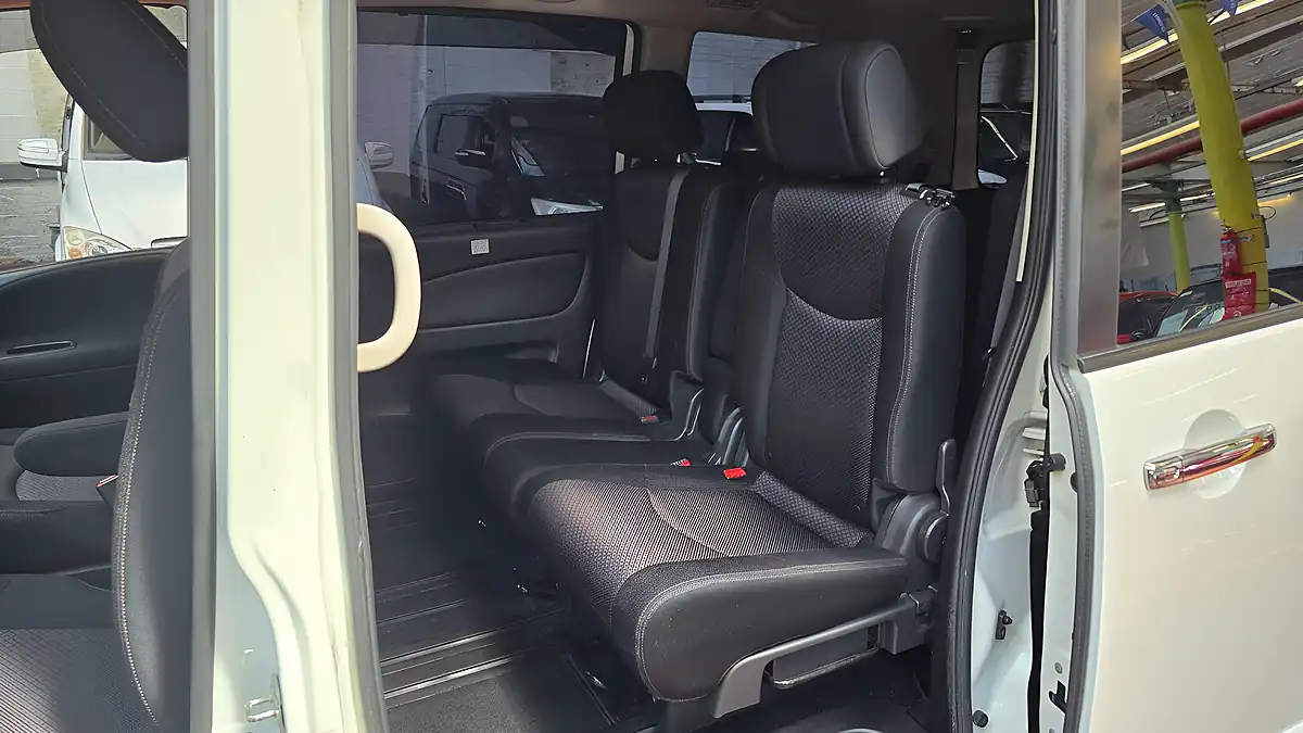 Used 2012 Nissan Serena Highway Star White - Interior and Exterior details 15