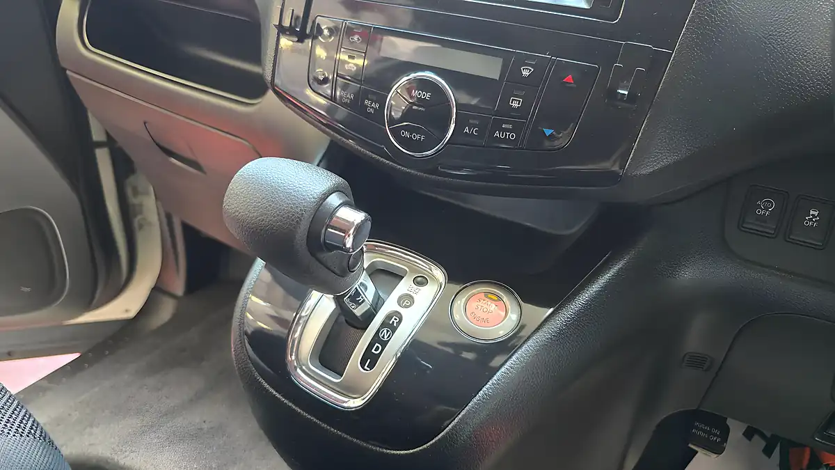 Used 2012 Nissan Serena Highway Star White - Interior and Exterior details 7