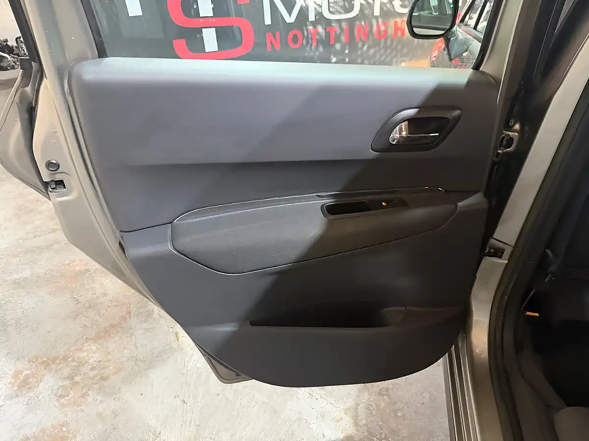 Used 2012 Peugeot 3008 Active Grey - Interior and Exterior details 10