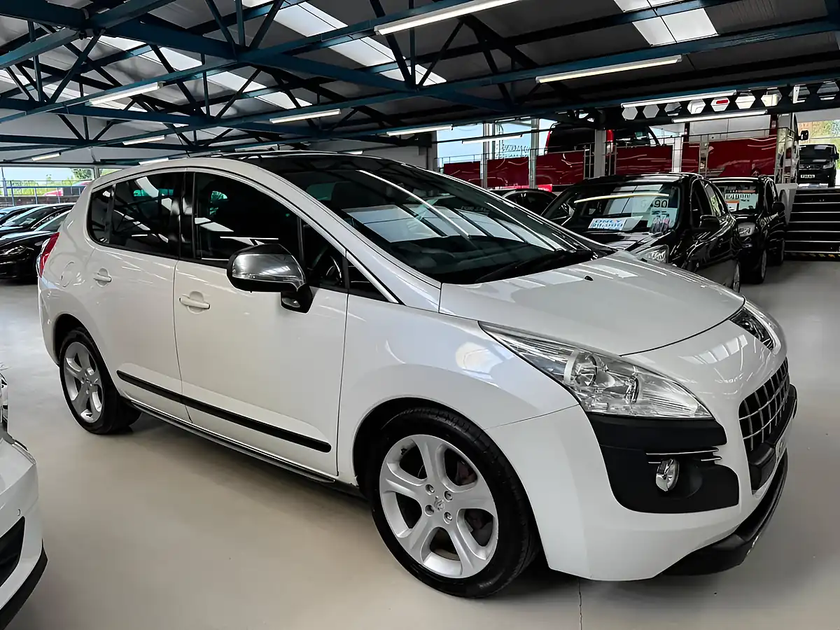 Used 2012 Peugeot 3008 Allure White - Front View