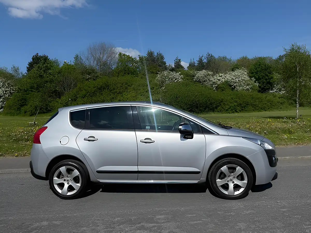 Used 2012 Peugeot 3008 Exclusive Silver - Front View