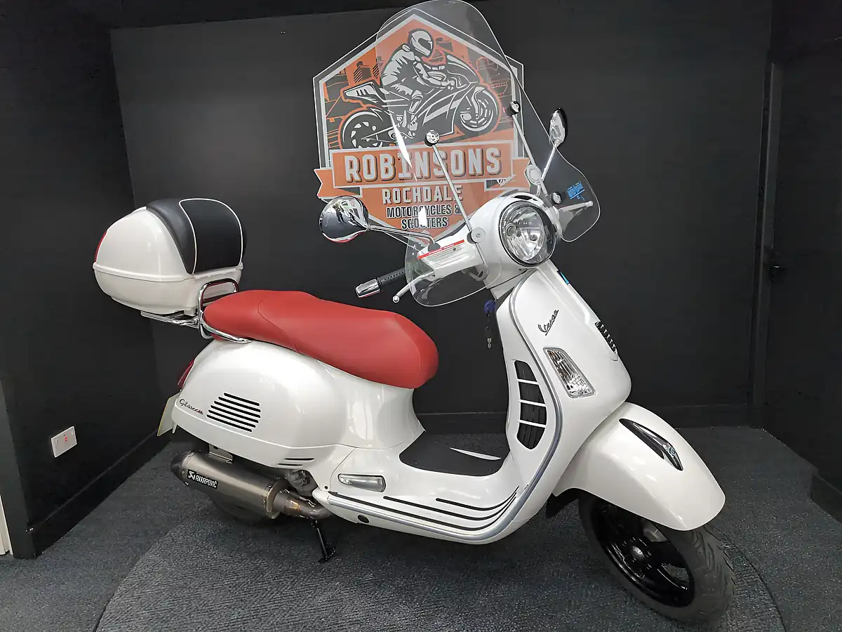 Used 2012 Piaggio Vespa Gts Super White - Interior and Exterior details 3