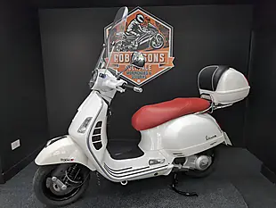 Used 2012 Piaggio Vespa Gts Super White - Interior and Exterior details 4