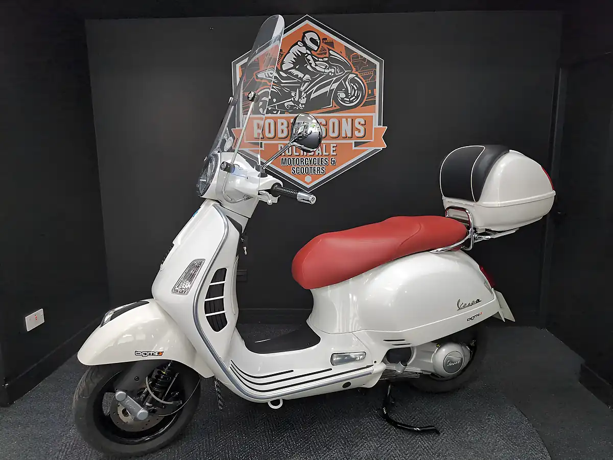 Used 2012 Piaggio Vespa Gts Super White - Interior and Exterior details 4