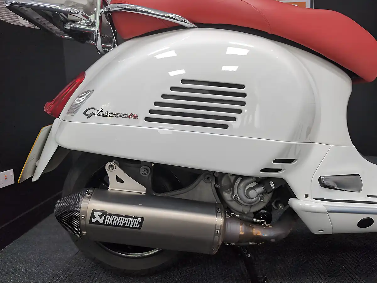 Used 2012 Piaggio Vespa Gts Super White - Interior and Exterior details 8