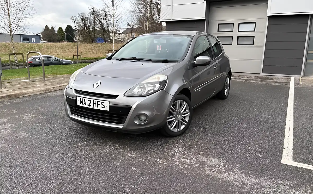 Used 2012 Renault Clio Dynamique Tomtom Grey - Front View
