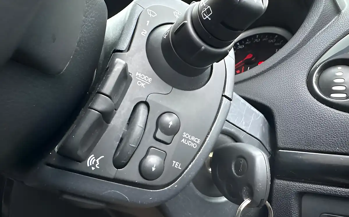 Used 2012 Renault Clio Dynamique Tomtom Grey - Interior and Exterior details 16