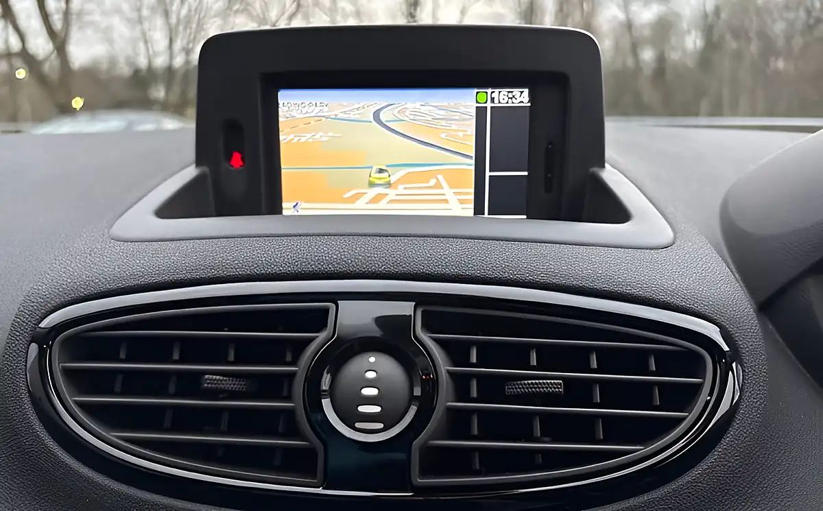 Used 2012 Renault Clio Dynamique Tomtom Grey - Interior and Exterior details 17