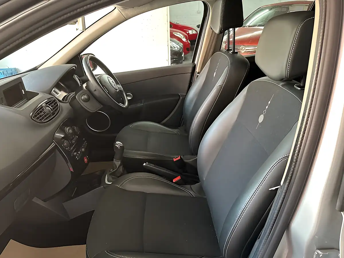 Used 2012 Renault Clio Dynamique Tomtom Silver - Interior and Exterior details 12