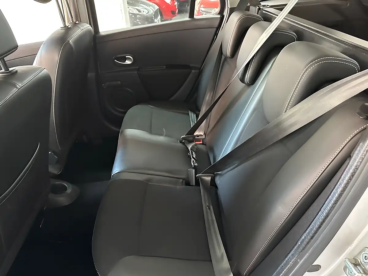 Used 2012 Renault Clio Dynamique Tomtom Silver - Interior and Exterior details 14