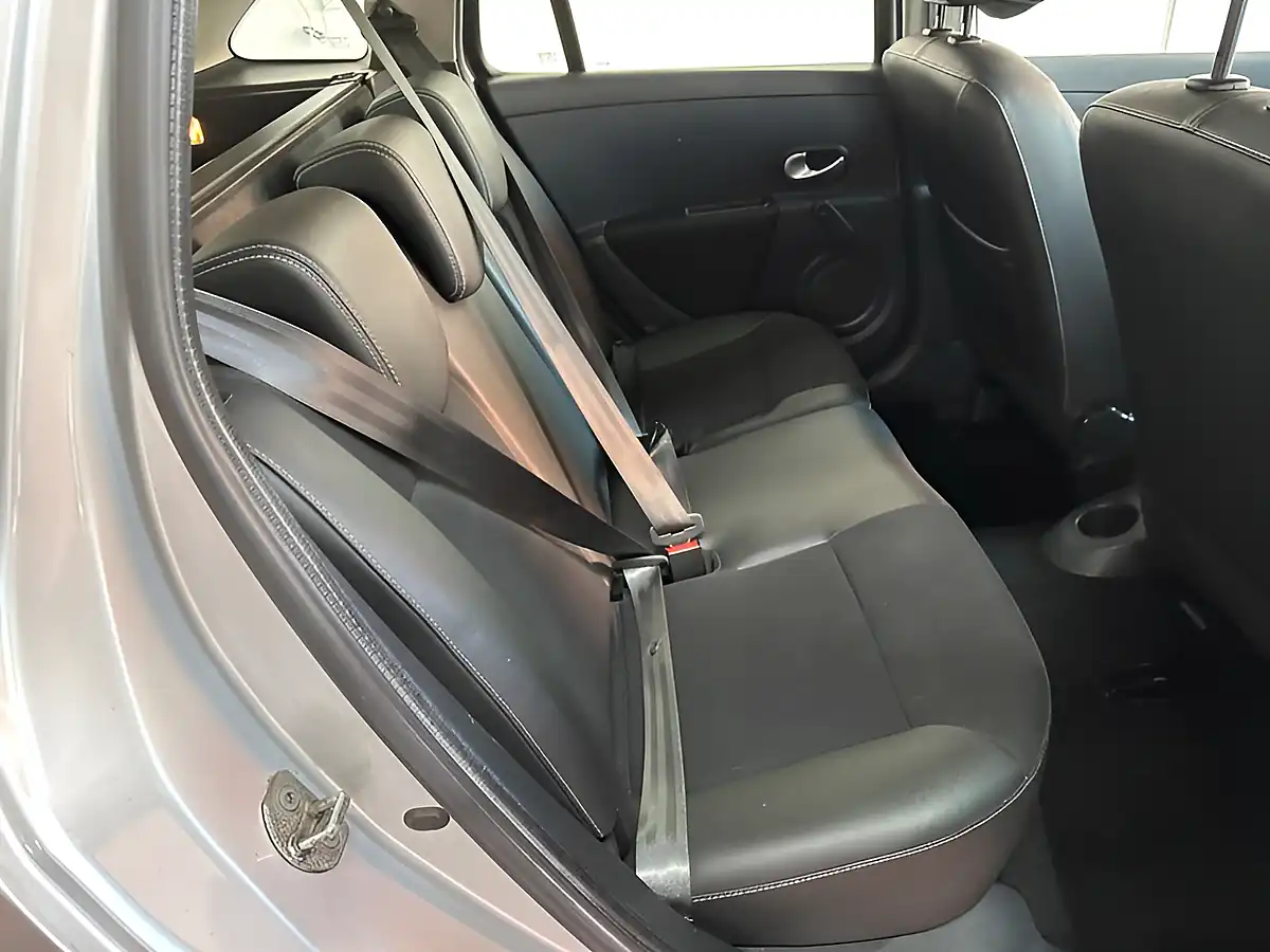Used 2012 Renault Clio Dynamique Tomtom Silver - Interior and Exterior details 15