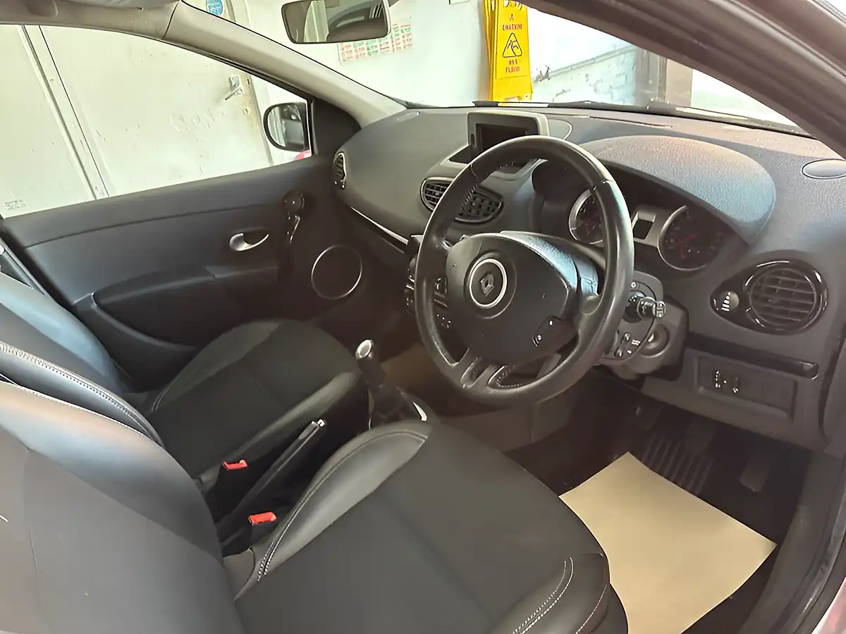 Used 2012 Renault Clio Dynamique Tomtom Silver - Interior and Exterior details 16