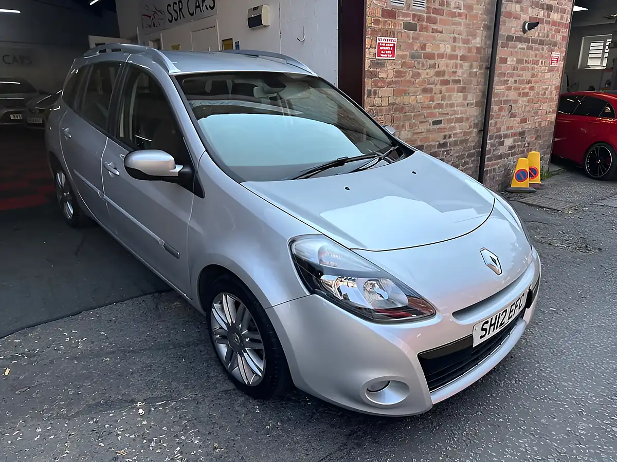 Used 2012 Renault Clio Dynamique Tomtom Silver - Interior and Exterior details 18