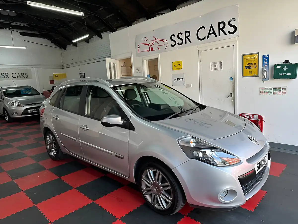 Used 2012 Renault Clio Dynamique Tomtom Silver - Interior and Exterior details 2