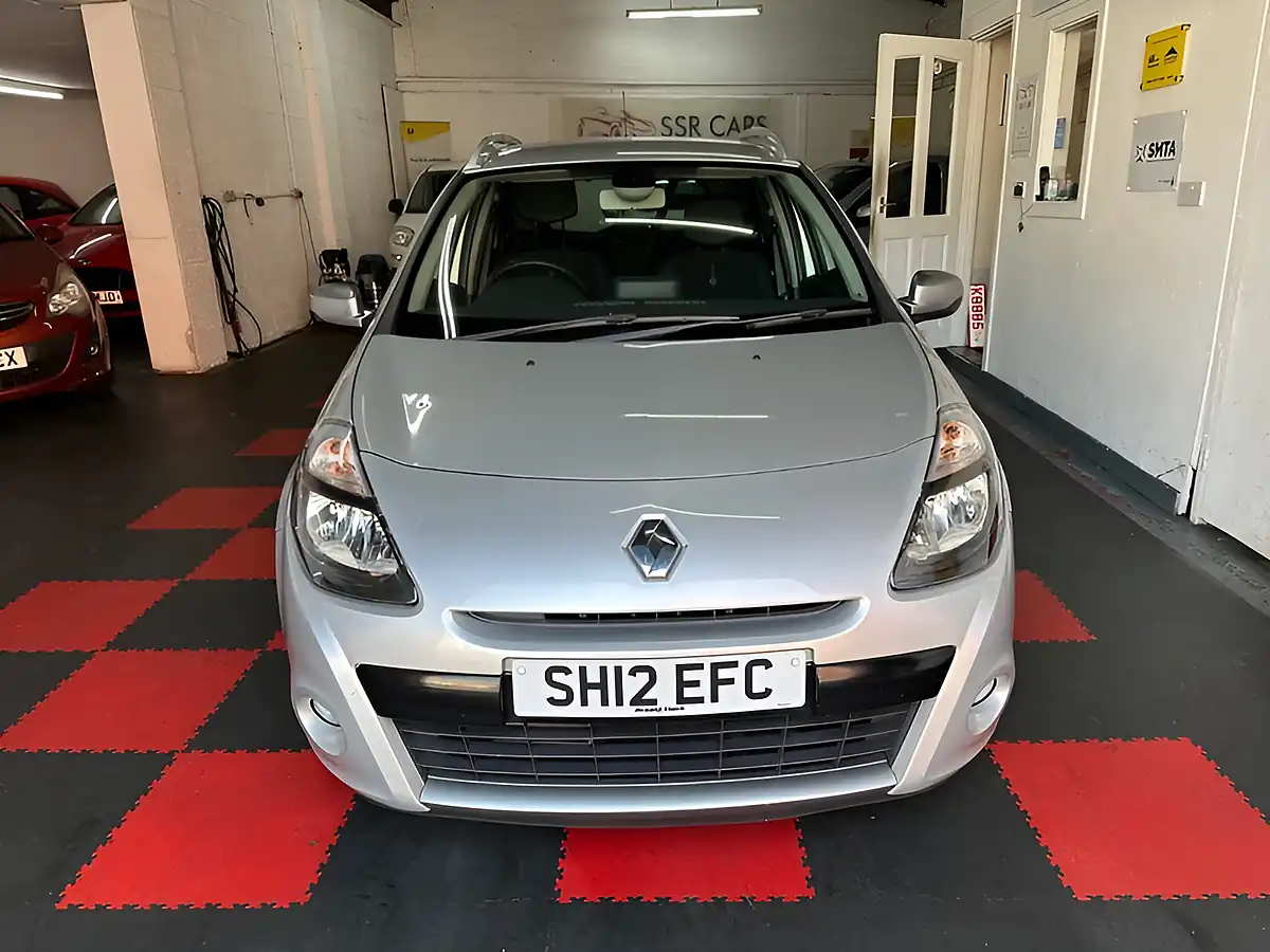 Used 2012 Renault Clio Dynamique Tomtom Silver - Interior and Exterior details 3