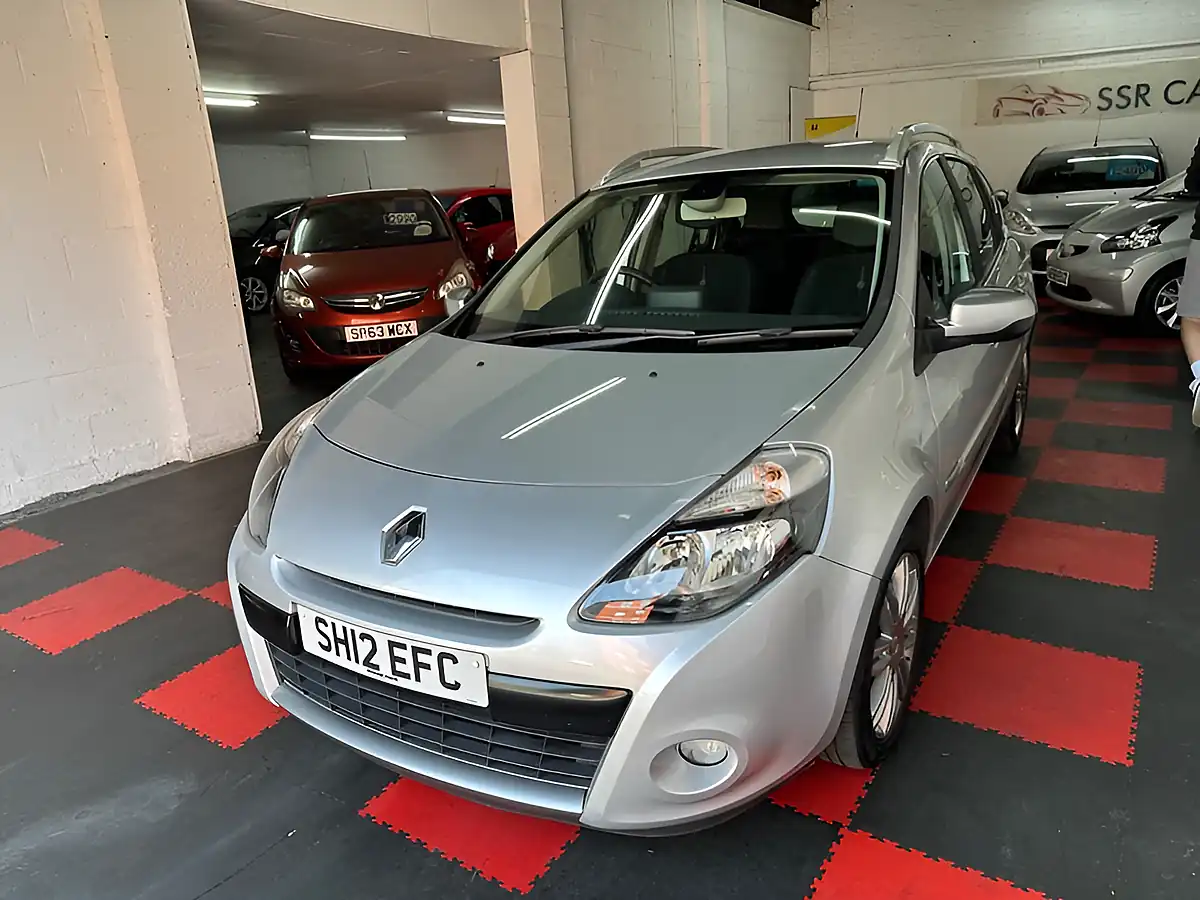 Used 2012 Renault Clio Dynamique Tomtom Silver - Interior and Exterior details 4