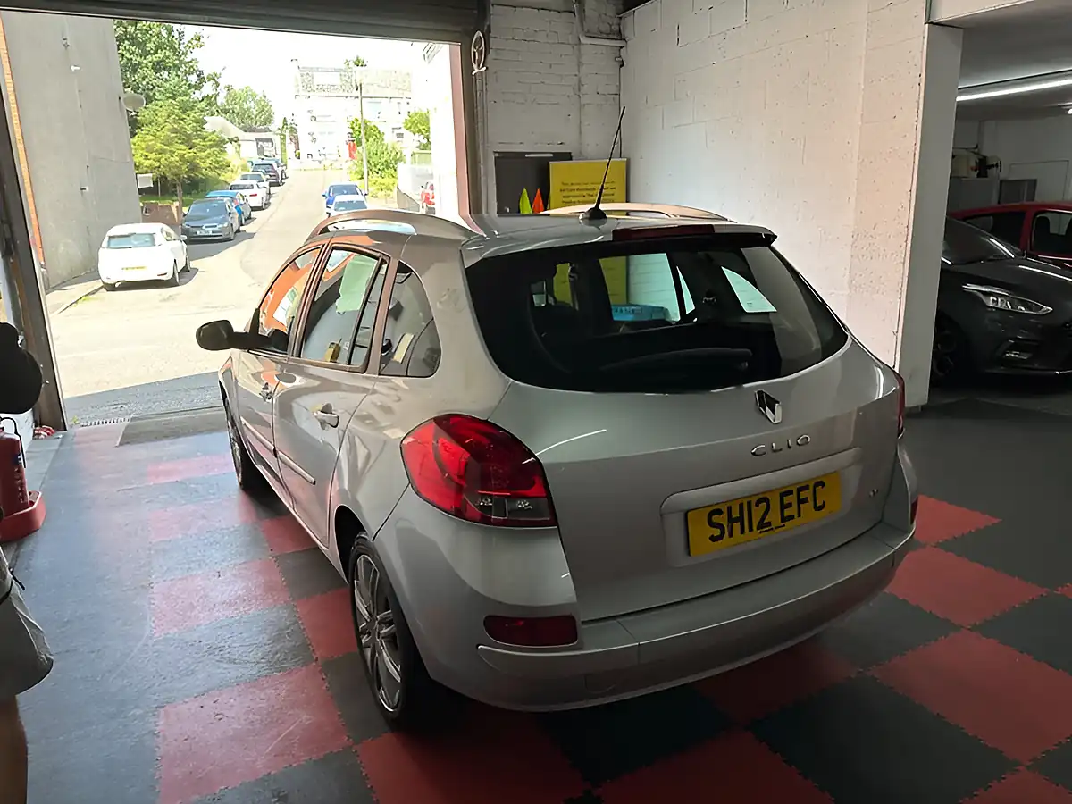 Used 2012 Renault Clio Dynamique Tomtom Silver - Interior and Exterior details 5