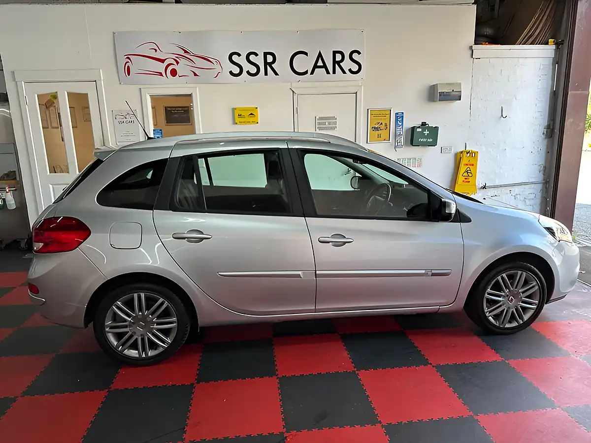Used 2012 Renault Clio Dynamique Tomtom Silver - Interior and Exterior details 6