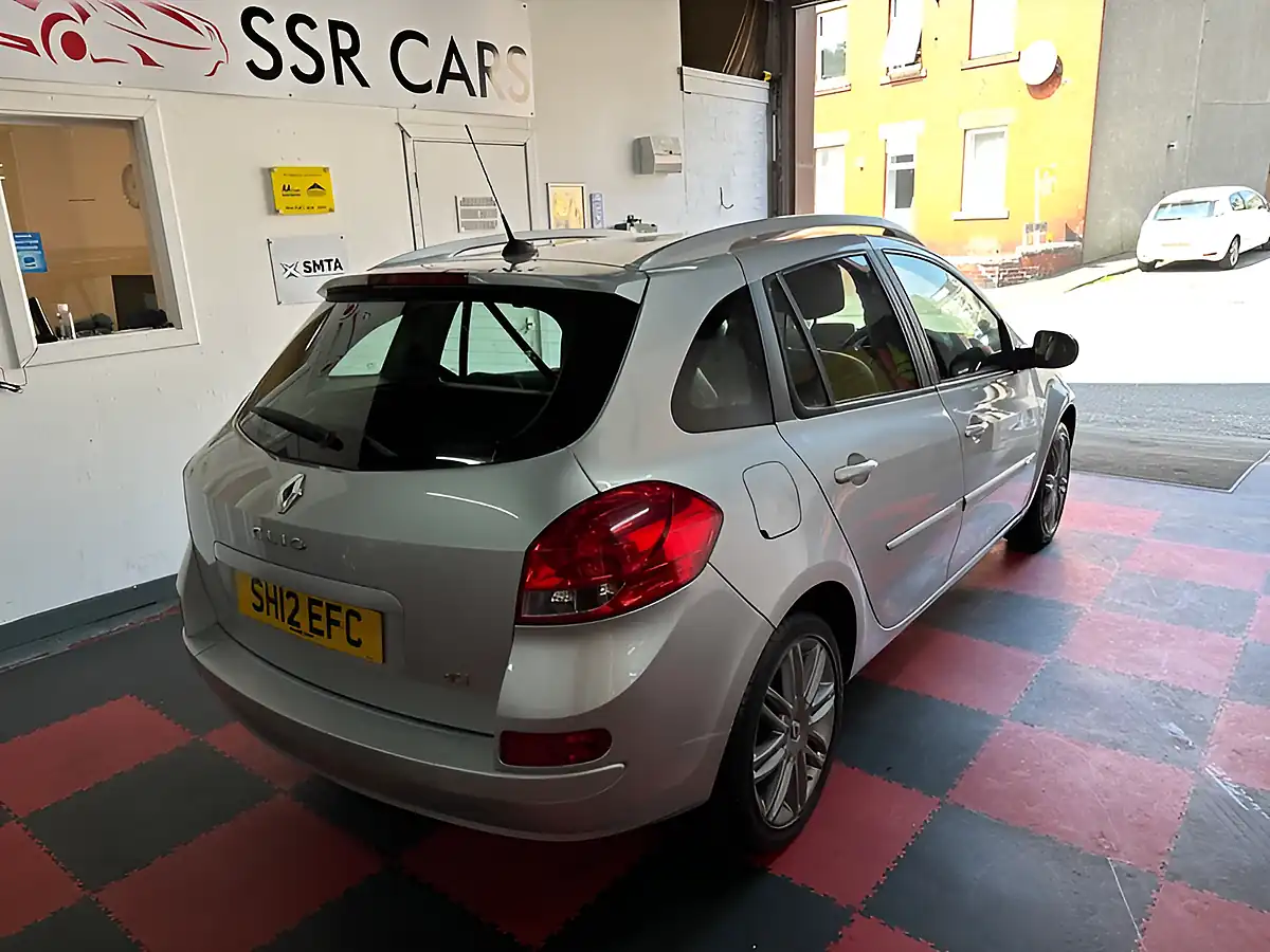 Used 2012 Renault Clio Dynamique Tomtom Silver - Interior and Exterior details 7