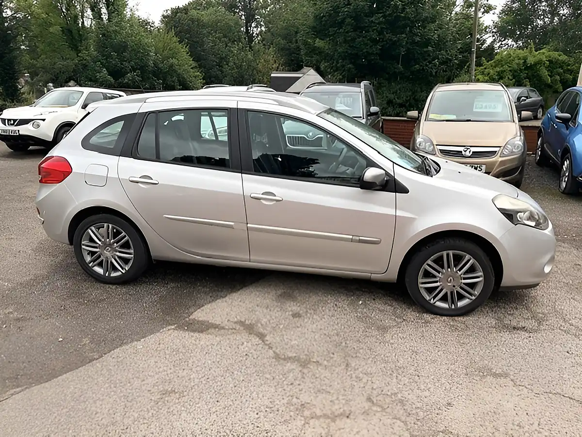 Used 2012 Renault Clio Dynamique Tomtom Silver - Interior and Exterior details 2
