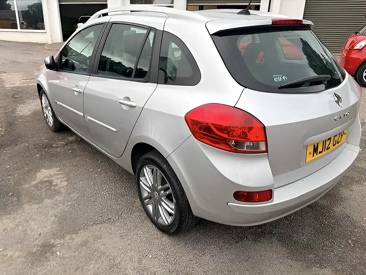 Used 2012 Renault Clio Dynamique Tomtom Silver - Interior and Exterior details 6