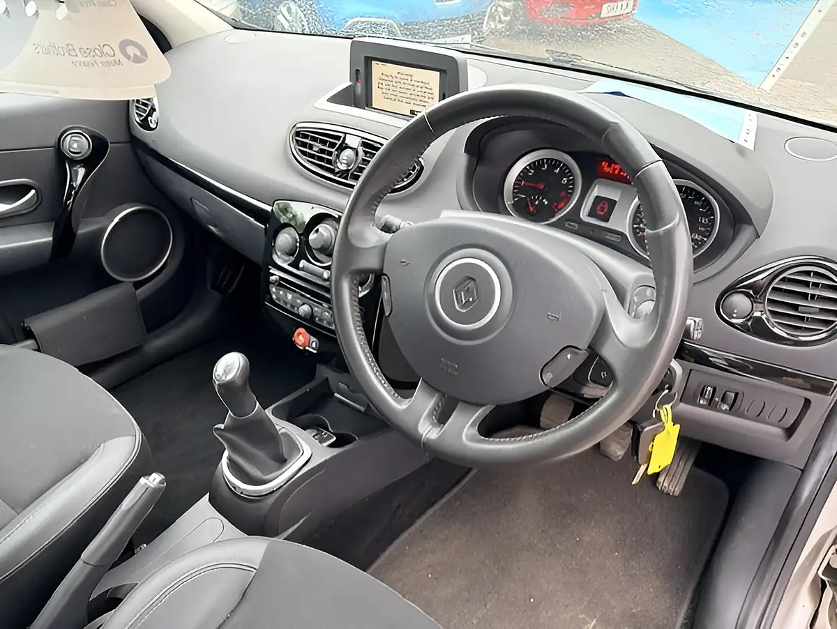 Used 2012 Renault Clio Dynamique Tomtom Silver - Interior and Exterior details 8