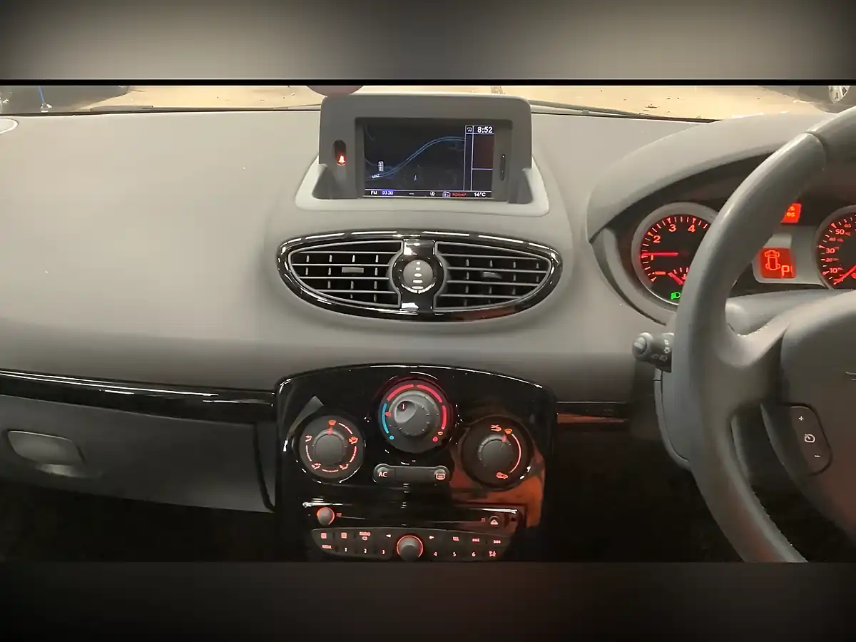 Used 2012 Renault Clio Dynamique Tomtom White - Interior and Exterior details 10
