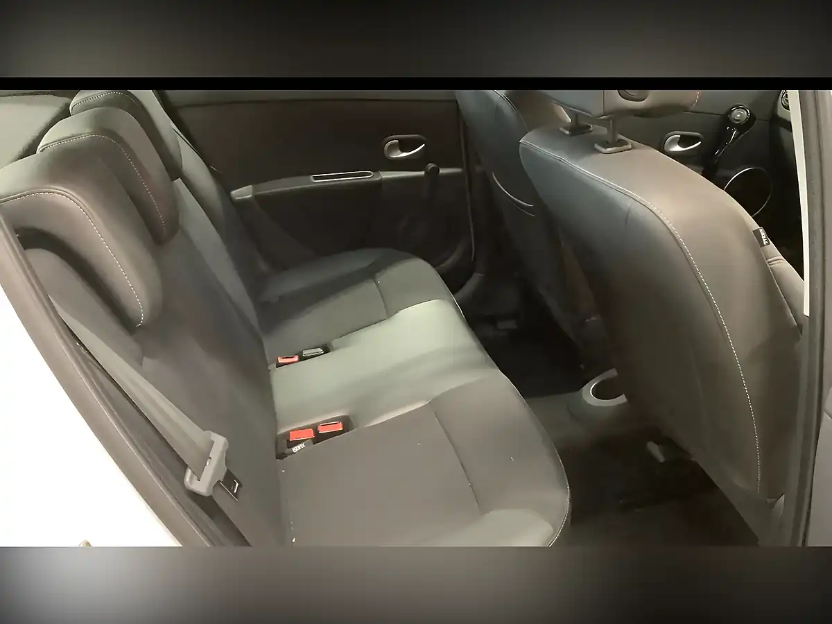 Used 2012 Renault Clio Dynamique Tomtom White - Interior and Exterior details 11