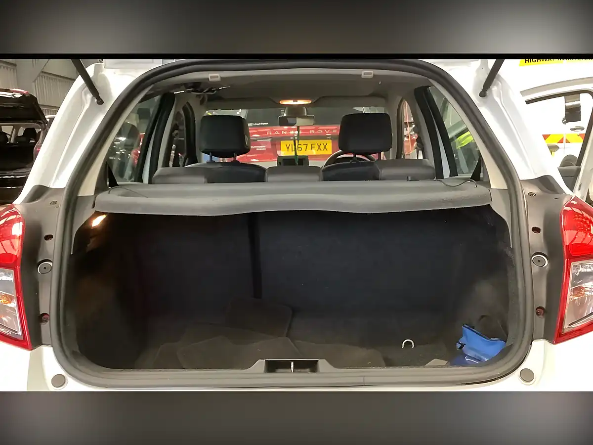Used 2012 Renault Clio Dynamique Tomtom White - Interior and Exterior details 12