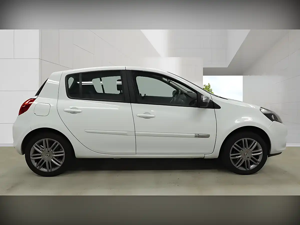 Used 2012 Renault Clio Dynamique Tomtom White - Interior and Exterior details 4