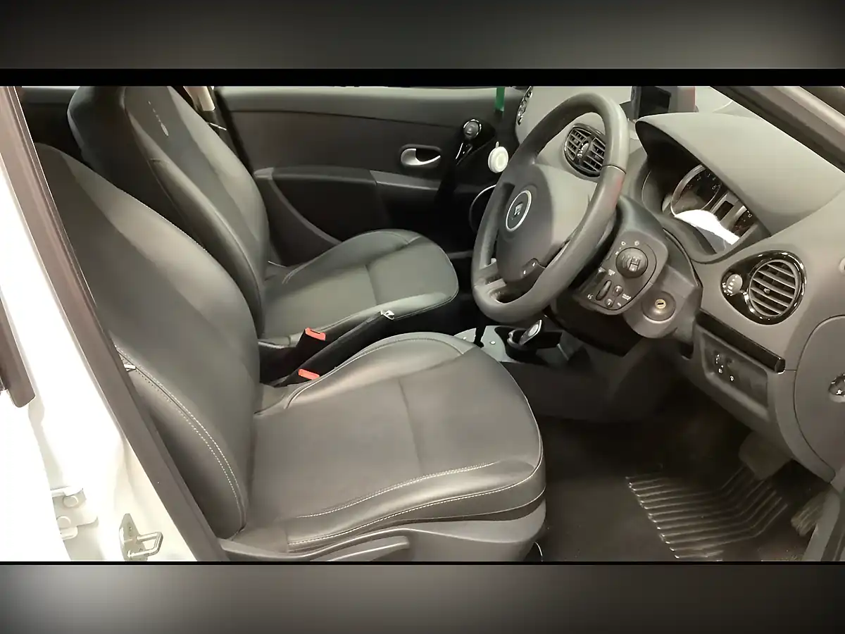 Used 2012 Renault Clio Dynamique Tomtom White - Interior and Exterior details 8