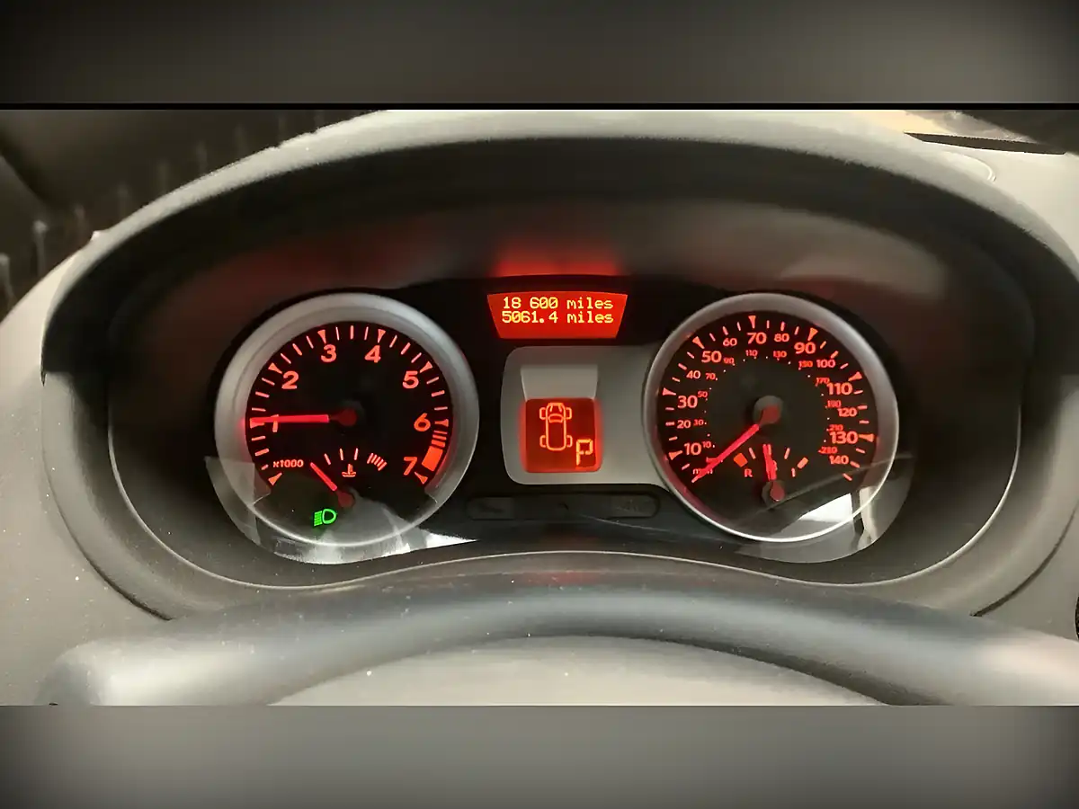 Used 2012 Renault Clio Dynamique Tomtom White - Interior and Exterior details 9
