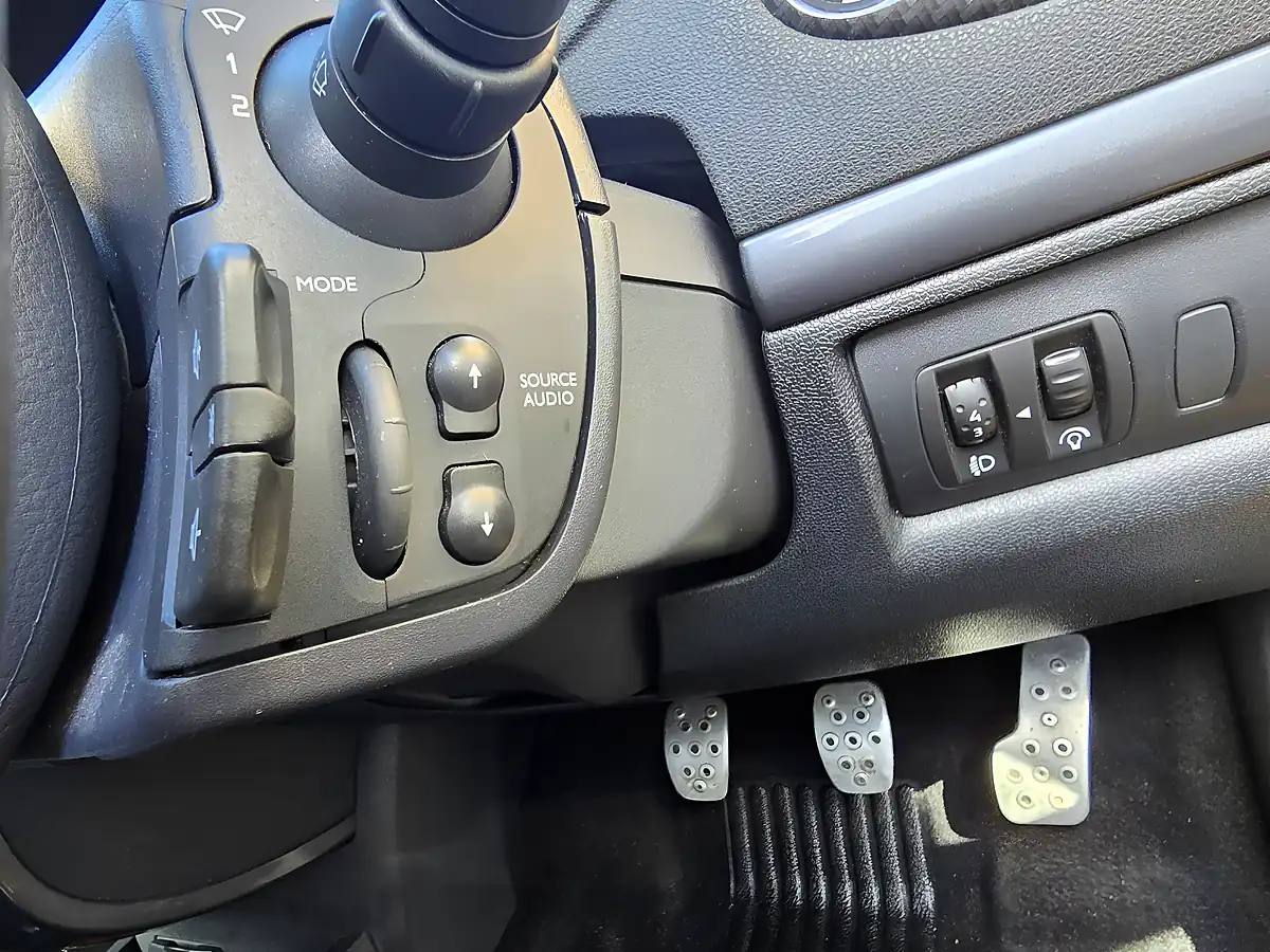 Used 2012 Renault Clio Renaultsport Yellow - Interior and Exterior details 13