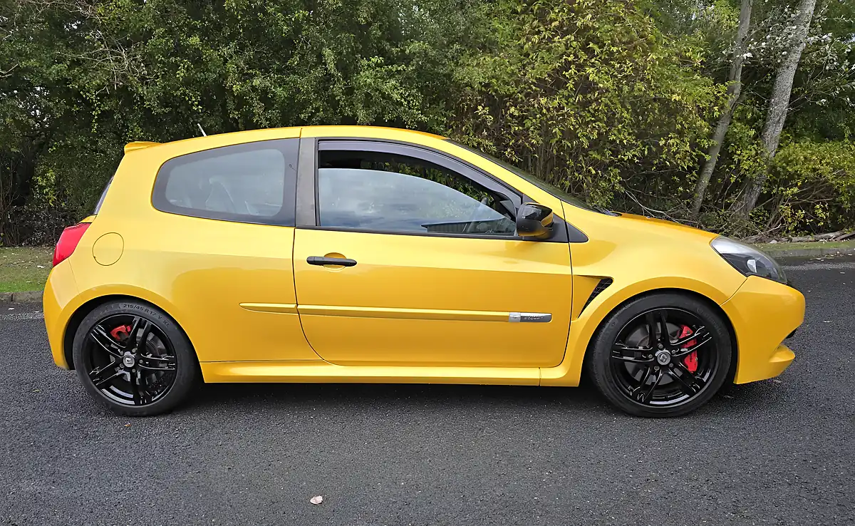 Used 2012 Renault Clio Renaultsport Yellow - Interior and Exterior details 6