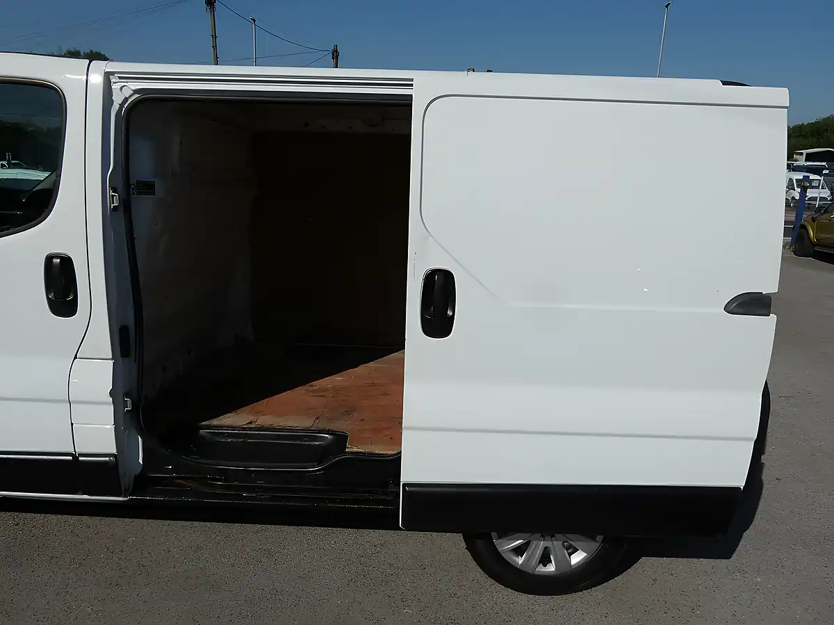 Used 2012 Renault Trafic SL27 Eco L1H1 Swb White - Interior and Exterior details 9