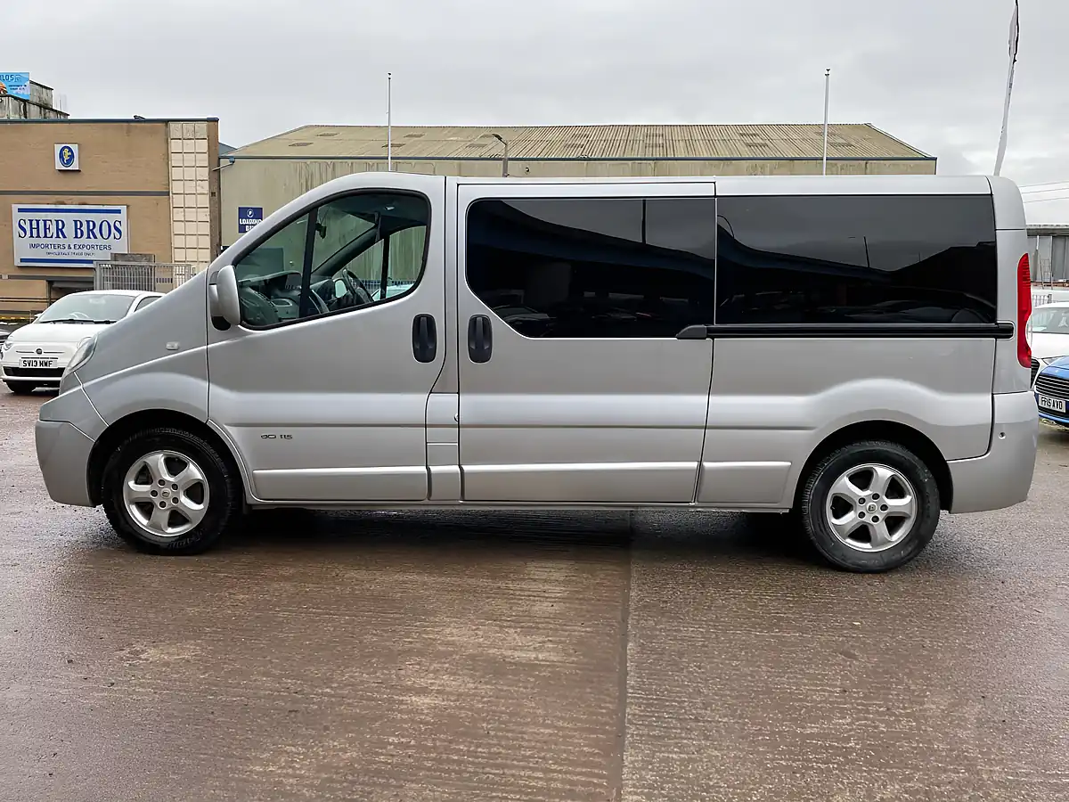 Used 2012 Renault Trafic Sport Silver - Interior and Exterior details 7