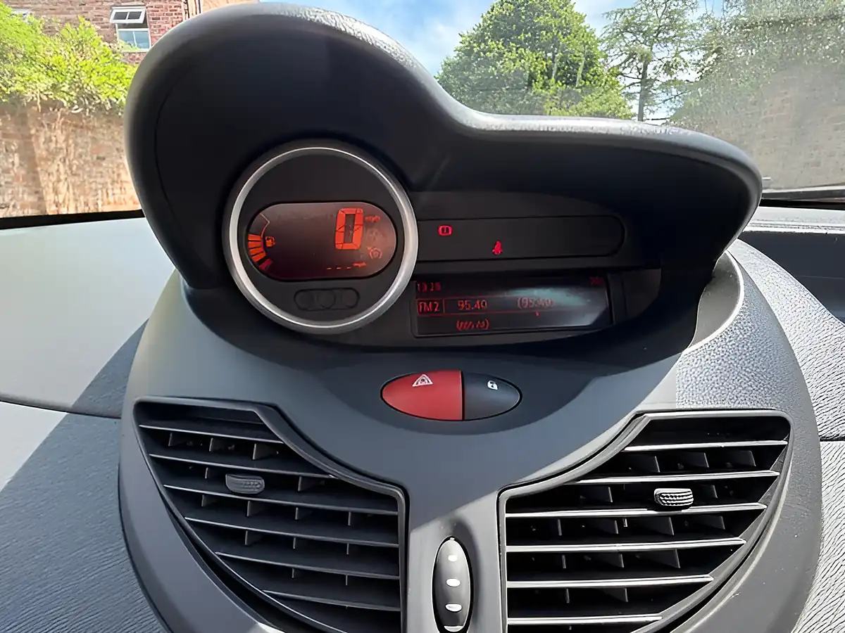 Used 2012 Renault Twingo Dynamique White - Interior and Exterior details 14