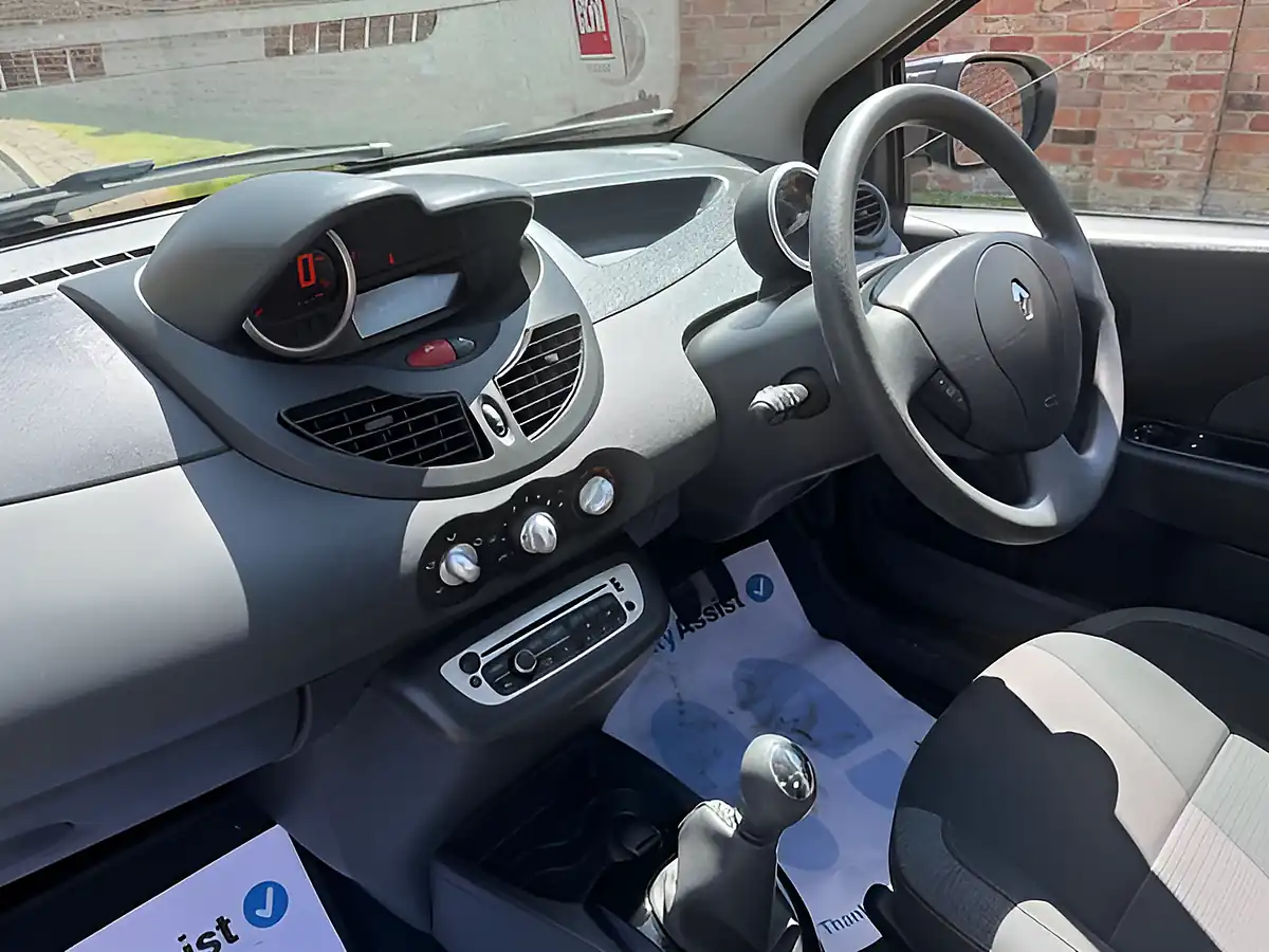 Used 2012 Renault Twingo Dynamique White - Interior and Exterior details 15