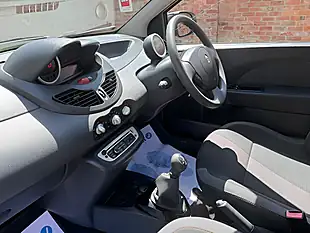 Used 2012 Renault Twingo Dynamique White - Interior and Exterior details 16