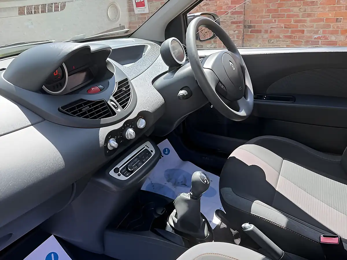 Used 2012 Renault Twingo Dynamique White - Interior and Exterior details 16